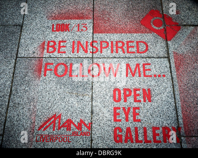 Galerie de l'œil ouvert annonce pulvérisé sur trottoir à Liverpool UK Banque D'Images