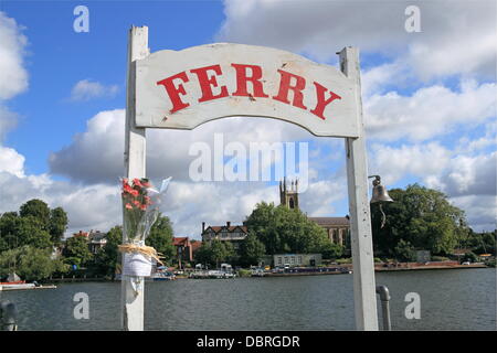 Un homme s'est noyé en tentant de nager sur la Tamise, près de Hampton Sailing Club le Jeudi soir, 1er août 2013. Il est convaincu d'avoir manqué le dernier ferry de Hurst Park après une soirée à boire. Un hommage a été placé sur les lieux le vendredi. Dunmurry, Surrey, Angleterre, Royaume-Uni. Crédit : Ian bouteille/Alamy Live News Banque D'Images