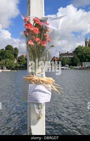 Un homme s'est noyé en tentant de nager sur la Tamise, près de Hampton Sailing Club le Jeudi soir, 1er août 2013. Il est convaincu d'avoir manqué le dernier ferry de Hurst Park après une soirée à boire. Un hommage a été placé sur les lieux le vendredi. Dunmurry, Surrey, Angleterre, Royaume-Uni. Crédit : Ian bouteille/Alamy Live News Banque D'Images