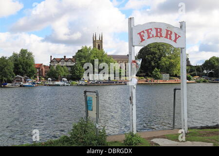 Un homme s'est noyé en tentant de nager sur la Tamise, près de Hampton Sailing Club le Jeudi soir, 1er août 2013. Il est convaincu d'avoir manqué le dernier ferry de Hurst Park après une soirée à boire. Un hommage a été placé sur les lieux le vendredi. Dunmurry, Surrey, Angleterre, Royaume-Uni. Crédit : Ian bouteille/Alamy Live News Banque D'Images