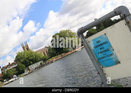Un homme s'est noyé en tentant de nager sur la Tamise, près de Hampton Sailing Club le Jeudi soir, 1er août 2013. Il est convaincu d'avoir manqué le dernier ferry de Hurst Park après une soirée à boire. Un hommage a été placé sur les lieux le vendredi. Dunmurry, Surrey, Angleterre, Royaume-Uni. Crédit : Ian bouteille/Alamy Live News Banque D'Images
