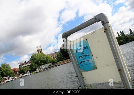 Un homme s'est noyé en tentant de nager sur la Tamise, près de Hampton Sailing Club le Jeudi soir, 1er août 2013. Il est convaincu d'avoir manqué le dernier ferry de Hurst Park après une soirée à boire. Un hommage a été placé sur les lieux le vendredi. Dunmurry, Surrey, Angleterre, Royaume-Uni. Crédit : Ian bouteille/Alamy Live News Banque D'Images