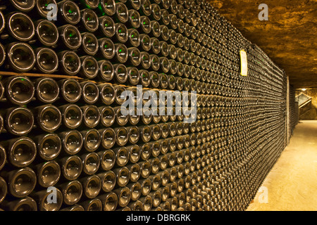 Les bouteilles de vin, sur rack, le vieillissement dans la caves touristique' caves de Vouvray, dans la vallée de la Loire, Indre et Loire, France Banque D'Images