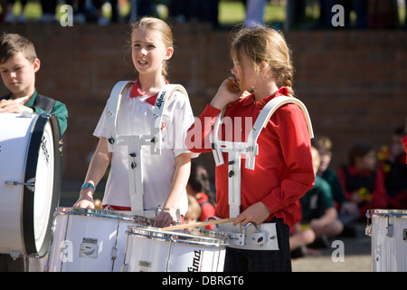 Les élèves à l'école primaire un australien effectuer l'art et la danse dans le cadre de leur assemblée annuelle journée portes ouvertes pour les parents,Sydney, Australie Banque D'Images