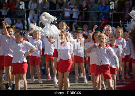 Les élèves à l'école primaire un australien effectuer l'art et la danse dans le cadre de leur assemblée annuelle journée portes ouvertes pour les parents,Sydney, Australie Banque D'Images