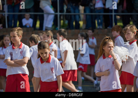 Les élèves à l'école primaire un australien effectuer l'art et la danse dans le cadre de leur assemblée annuelle journée portes ouvertes pour les parents,Sydney, Australie Banque D'Images