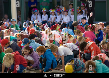 Les élèves à l'école primaire un australien effectuer l'art et la danse dans le cadre de leur assemblée annuelle journée portes ouvertes pour les parents,Sydney, Australie Banque D'Images