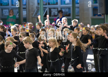 Les élèves à l'école primaire un australien effectuer l'art et la danse dans le cadre de leur assemblée annuelle journée portes ouvertes pour les parents,Sydney, Australie Banque D'Images