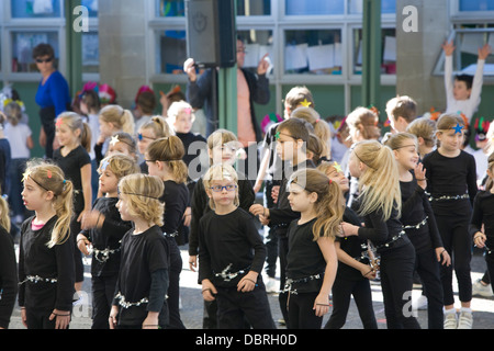 Les élèves à l'école primaire un australien effectuer l'art et la danse dans le cadre de leur assemblée annuelle journée portes ouvertes pour les parents,Sydney, Australie Banque D'Images