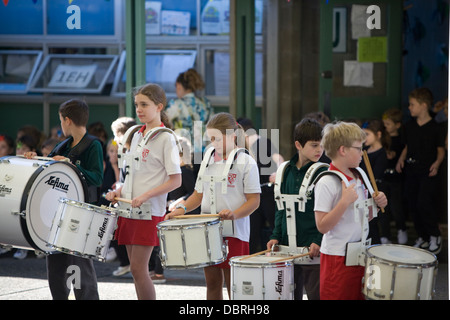 Les élèves à l'école primaire un australien effectuer l'art et la danse dans le cadre de leur assemblée annuelle journée portes ouvertes pour les parents,Sydney, Australie Banque D'Images