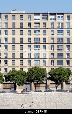 La Tourette Housing Complex, Public Sector Or Council Housing Estate (1948-1953) Par Fernand Pouillon Sur Le Front De Mer Ou Le Vieux Port Marseille France Banque D'Images