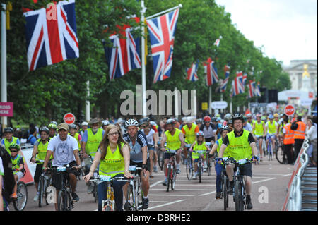 Le Mall, Londres, Royaume-Uni. 3 août 2013. Les cyclistes de tous âges participent à l'événement Cycle libre, partie de la Prudential RideLondon cycling event. Crédit : Matthieu Chattle/Alamy Live News Banque D'Images