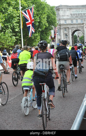 Le Mall, Londres, Royaume-Uni. 3 août 2013. Les cyclistes de tous âges participent à l'événement Cycle libre, partie de la Prudential RideLondon cycling event. Crédit : Matthieu Chattle/Alamy Live News Banque D'Images