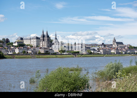 Vue de l'historique ville française, château et cathédrale de Blois dans le Loir-et-cher de l'autre côté du fleuve Loire. Banque D'Images