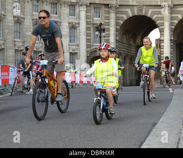 Londres, Royaume-Uni. 3 Août, 2013. Prudential RideLondon Événement FreeCycle - Participants profiter du plaisir et de la liberté d'une randonnée à vélo autour de huit milles de circuit sans circulation dans le centre de Londres. Credit : Duncan Penfold/Alamy Live News Banque D'Images