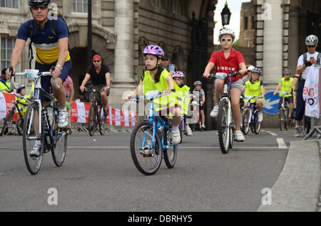 Londres, Royaume-Uni. 3 Août, 2013. Prudential RideLondon Événement FreeCycle - Participants profiter du plaisir et de la liberté d'une randonnée à vélo autour de huit milles de circuit sans circulation dans le centre de Londres. Credit : Duncan Penfold/Alamy Live News Banque D'Images