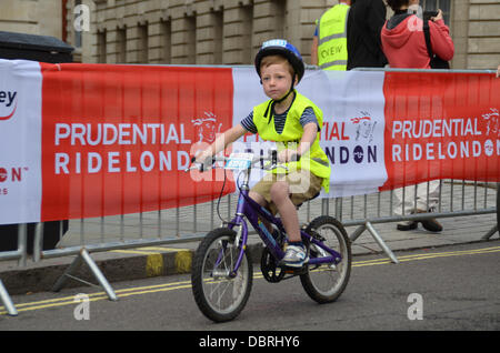 Londres, Royaume-Uni. 3 Août, 2013. Prudential RideLondon Événement FreeCycle - Participants profiter du plaisir et de la liberté d'une randonnée à vélo autour de huit milles de circuit sans circulation dans le centre de Londres. Credit : Duncan Penfold/Alamy Live News Banque D'Images