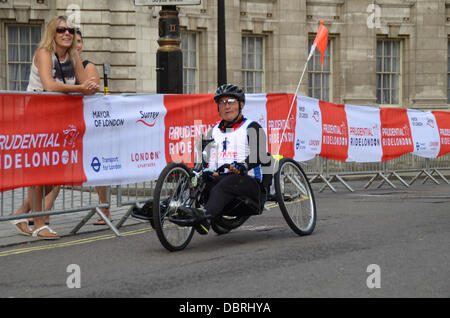 Londres, Royaume-Uni. 3 Août, 2013. Prudential RideLondon Événement FreeCycle - Participants profiter du plaisir et de la liberté d'une randonnée à vélo autour de huit milles de circuit sans circulation dans le centre de Londres. Credit : Duncan Penfold/Alamy Live News Banque D'Images