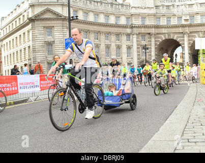 Londres, Royaume-Uni. 3 Août, 2013. Prudential RideLondon Événement FreeCycle - Participants profiter du plaisir et de la liberté d'une randonnée à vélo autour de huit milles de circuit sans circulation dans le centre de Londres. Credit : Duncan Penfold/Alamy Live News Banque D'Images