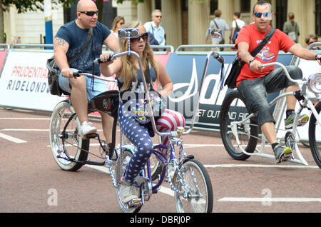 Londres, Royaume-Uni. 3 Août, 2013. Prudential RideLondon Événement FreeCycle - Participants profiter du plaisir et de la liberté d'une randonnée à vélo autour de huit milles de circuit sans circulation dans le centre de Londres. Credit : Duncan Penfold/Alamy Live News Banque D'Images