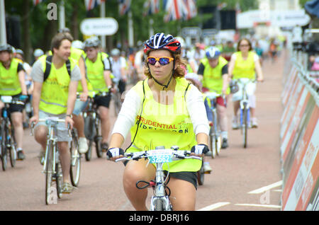 Londres, Royaume-Uni. 3 Août, 2013. Prudential RideLondon Événement FreeCycle - Participants profiter du plaisir et de la liberté d'une randonnée à vélo autour de huit milles de circuit sans circulation dans le centre de Londres. Credit : Duncan Penfold/Alamy Live News Banque D'Images