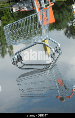 Un brin chariot supermarchés jetés dans un B&Q parking après un violent orage Banque D'Images