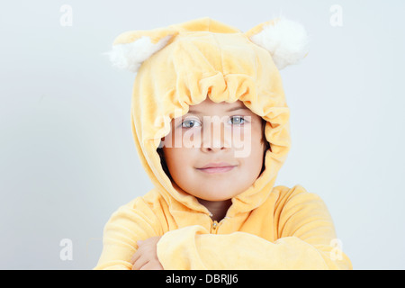 Cute little girl en ours jaune Banque D'Images