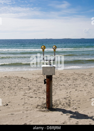 En dehors de la plage de Sola Stavanger, l'un des nombreux passages sablonneux sur la côte sud-ouest de la Norvège, les phares d'atterrissage de l'aéroport Banque D'Images