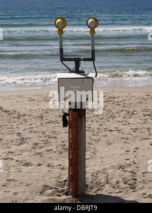 Les phares d'atterrissage de l'aéroport Stavanger Sola sur la plage à proximité, l'un des nombreux passages sablonneux sur la côte sud-ouest de la Norvège, Banque D'Images