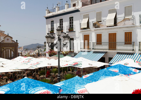 Fournir de l'ombre des parasols pour les touristes manger et boire à la place de la ville de cafés et restaurants de Competa Espagne sur la Costa Banque D'Images