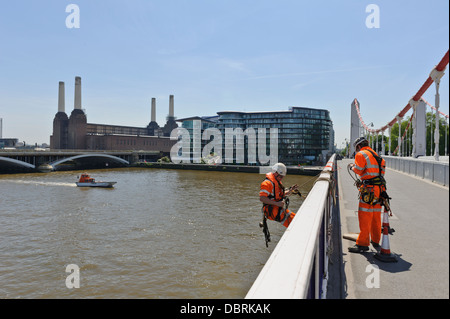 Des ingénieurs sur Chelsea Bridge, Londres, Angleterre, Royaume-Uni. Banque D'Images