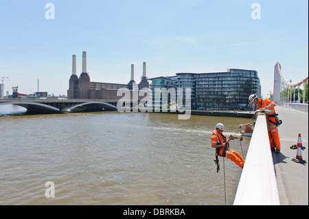 Des ingénieurs sur Chelsea Bridge, Londres, Angleterre, Royaume-Uni. Banque D'Images