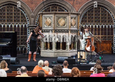 Abi Wade et Eliza Jaye effectuant à la lumière du jour, la musique Union Chapel, London, England, UK Banque D'Images