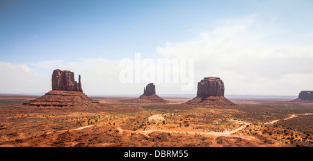 Monument Valley mesas sur le Plateau du Colorado, à cheval sur la ligne d'état Arizona-Utah, South West FRANCE Banque D'Images