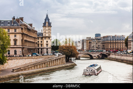 Croisière bateaux bateau près de pont de neuf, ile de france, sur la Seine, Paris, france,europe de l'ouest Banque D'Images