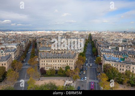 Vue du haut de l'Arc de Triomphe, Paris, France situé sur la Place Charles de Gaulle, ou 'la Place de l'Étoile'. Banque D'Images