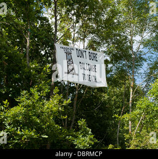 Balcombe, West Sussex, UK. 06Th Aug 2013. Bannière de protestation dans les arbres contre la fracturation hydraulique et la Cuadrilla le forage d'exploration pour le pétrole et le gaz en Balcombe, Sussex, Crédit : Prixnews/Alamy Live News Banque D'Images