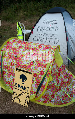 Balcombe, West Sussex, UK. 06Th Aug 2013. Tente de protestation avec des slogans contre la fracturation hydraulique et la Cuadrilla le forage d'exploration pour le pétrole et le gaz en Balcombe Sussex. Credit : Prixnews/Alamy Live News Banque D'Images