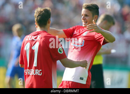 Londres, Royaume-Uni. 06Th Aug 2013. Neustrelitz, Allemagne. 3 Août, 2013. La Hendrick Zuck et Christian Guenter (R) célèbrent après Zuck's 0-1 but durant le premier tour de la coupe DFB entre TSG Neustrelitz et SC Freiburg au Parkstadion à Neustrelitz, Allemagne, 03 août 2013. (Veuillez noter : La DFB interdit l'utilisation et la publication d'images séquentielles sur l'internet et autres médias en ligne pendant le match (y compris la mi-temps). Période de blocage ! La DFB permet l'utilisation et la publication des photos pour les services mobiles (MMS) et en particulier pour le DVB-H et DMB sur Banque D'Images