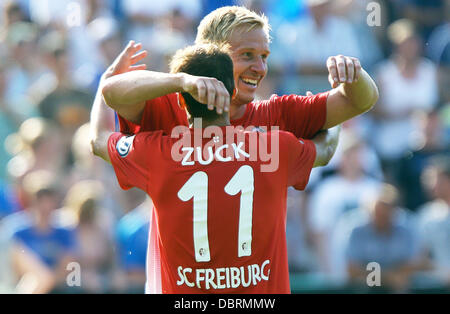 Londres, Royaume-Uni. 06Th Aug 2013. Neustrelitz, Allemagne. 3 Août, 2013. La Hendrick Zuck et Mike Hanke (R) célèbrent après Zuck's 0-1 but durant le premier tour de la coupe DFB entre TSG Neustrelitz et SC Freiburg au Parkstadion à Neustrelitz, Allemagne, 03 août 2013. (Veuillez noter : La DFB interdit l'utilisation et la publication d'images séquentielles sur l'internet et autres médias en ligne pendant le match (y compris la mi-temps). Période de blocage ! La DFB permet l'utilisation et la publication des photos pour les services mobiles (MMS) et en particulier pour le DVB-H et DMB 23-08-2003 uniquement Banque D'Images