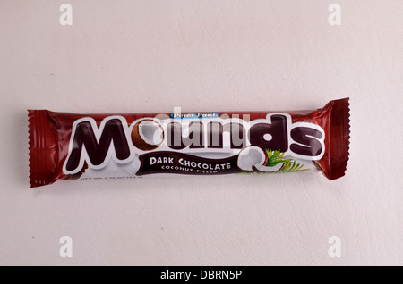 Mounds Dark Chocolate candy bar sur un fond blanc. Banque D'Images