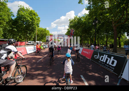 Londres, Royaume-Uni. 06Th Aug 2013. Les participants à l'événement Freecycle pour tout le monde approche de la ligne d'arrivée sur le Centre Commercial Credit : Malcolm Park/Alamy Live News Banque D'Images