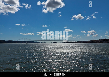 Vue sur le Tage avec le célèbre pont Ponte de 25 de Abril dans la distance, Lisbonne, Portugal. Banque D'Images