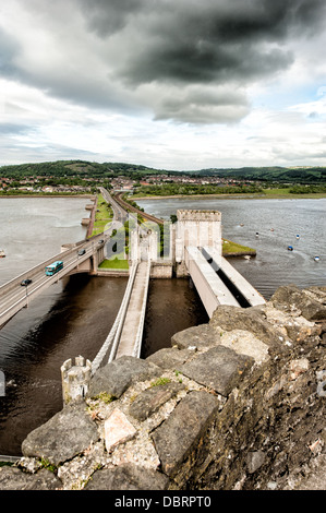 Château de Conwy est un château médiéval construit par Édouard I à la fin du 13e siècle. Elle fait partie d'une ville fortifiée de Conwy et occupe un point stratégique sur la rivière Conwy. Il est répertorié comme un site du patrimoine mondial. Banque D'Images