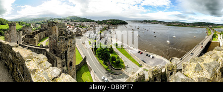 Château de Conwy est un château médiéval construit par Édouard I à la fin du 13e siècle. Elle fait partie d'une ville fortifiée de Conwy et occupe un point stratégique sur la rivière Conwy. Il est répertorié comme un site du patrimoine mondial. Banque D'Images