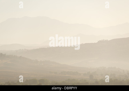 Les montagnes basses sur l'horizon à Temecula, Calfornia, dans la brume et la lumière tôt le matin. Banque D'Images