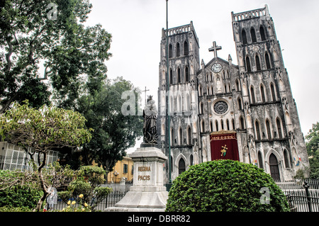 Cathédrale Saint-Joseph Hanoi Vietnam // HANOI, Vietnam — la cathédrale Joseph est une église de la rue Nha Tho dans le quartier Hoan Kiem de Hanoi, Vietnam. L'église néo-gothique de la fin du XIXe siècle (style néo-gothique) sert de cathédrale à l'archidiocèse catholique romain de Hanoi à près de 4 millions de catholiques dans le pays. Banque D'Images