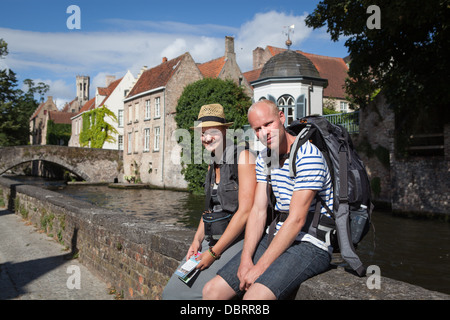 Les jeunes routards dans la ville historique de Bruges en Belgique (Europe) Banque D'Images