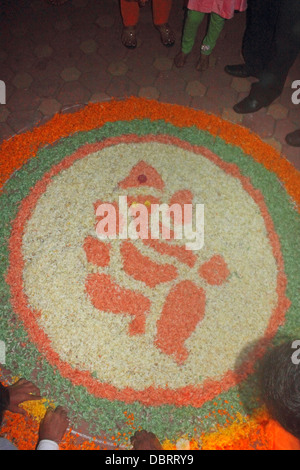 Motif fleur Rangoli, Pune, Maharashtra, Inde Dieu Ganesha Hindu gajanan motif fleur Rangoli Image couleur Art profond de la Deepavali Banque D'Images