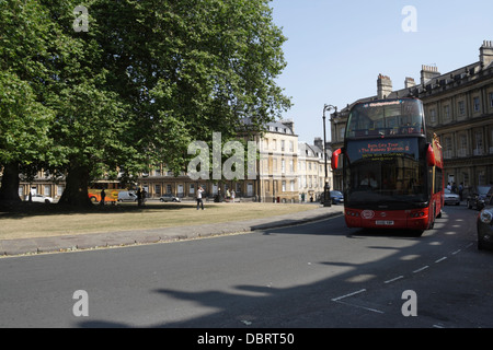 Le cirque à Bath un croissant géorgien de maisons, bus touristique à toit ouvert Angleterre Royaume-Uni Banque D'Images